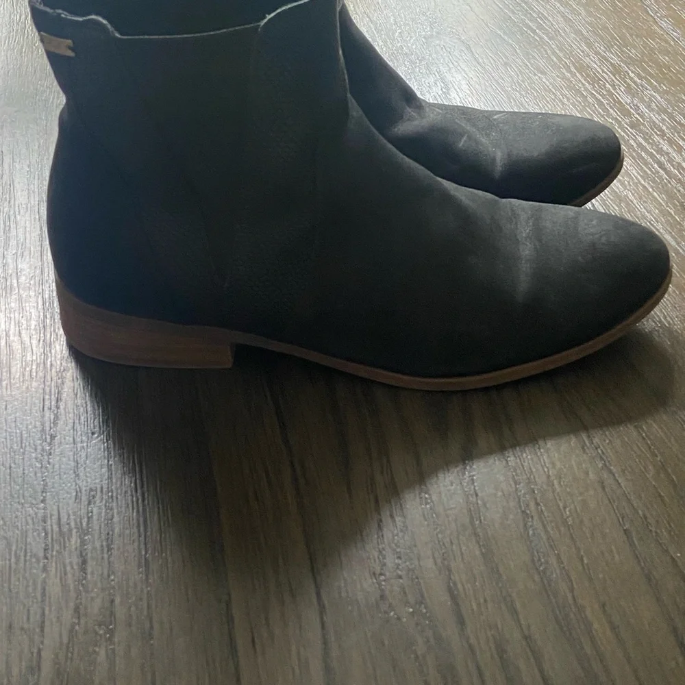 Roxy Black Ankle Boots with Brown Sole‎